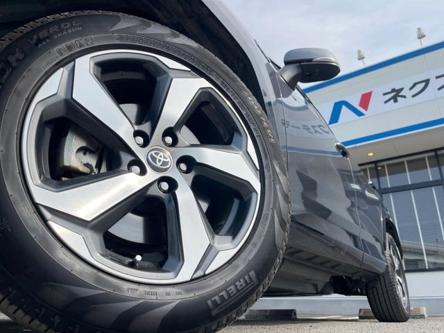 【純正18インチアルミホイール】外観にマッチした純正アルミホイールを装着しております。各種社外アルミホイールや、スタッドレスタイヤも取扱いしております。是非ご相談ください♪