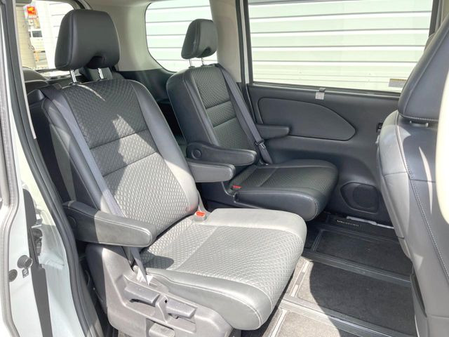 二列目中央はウォークスルーとなっております。二列目と三列目の移動や乗り降りがとっても楽になるので、乗り降りの際もストレスを感じることはありません♪