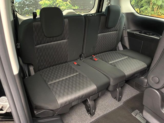 3列目シートはもちろん状態良好☆大人でもゆったりと座って頂けますので、大人数でのお出かけもラクラクです♪ご家族で、気の知れた仲間で、ドライブに行くのが楽しみですね♪