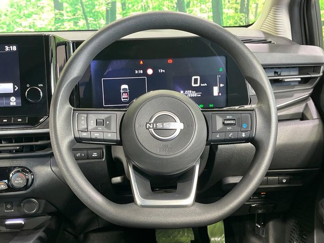 �C���e���A�ɍ��킹���f�U�C���̃X�e�A�����O�́A�^�]�������̂��Ƃ��l���A�^�]���₷���`��A�傫���ł��B�����x�A���ۂɐG���Ă��m���߂��������B