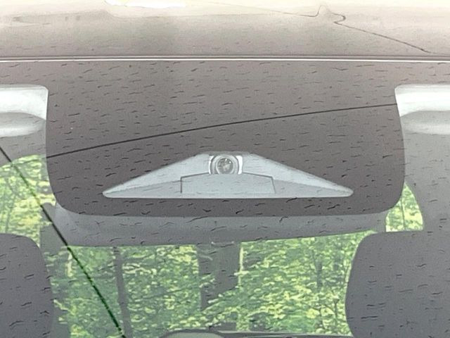 【ホンダセンシング】走行中に前方の車両等を認識し、衝突しそうな時は警報とブレーキで衝突回避と被害軽減をアシスト。より安全にドライブをお楽しみいただけます。