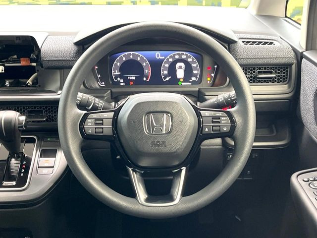 �C���e���A�ɍ��킹���f�U�C���̃X�e�A�����O�́A�^�]�������̂��Ƃ��l���A�^�]���₷���`��A�傫���ł��B�����x�A���ۂɐG���Ă��m���߂��������B