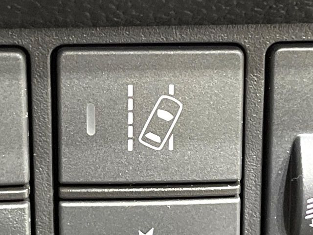 【車線維持支援システム】高速道路走行時、車線からはみ出しそうな時にステアリングを制御。より安心・安全な運転をサポートしてくれます!