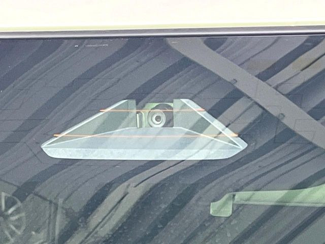 【スズキ セーフティサポート】走行中に前方の車両等を認識し、衝突しそうな時は警報とブレーキで衝突回避と被害軽減をアシスト。より安全にドライブをお楽しみいただけます。