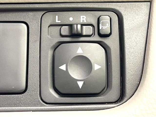 【電動格納ミラー】サイドミラーは電動格納式となっており、狭い駐車場でもキズがつくリスクを抑えられます。