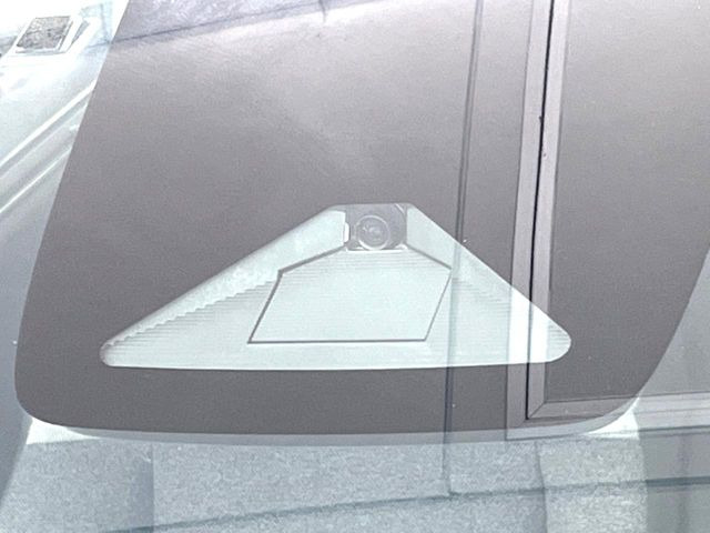 【ホンダセンシング】走行中に前方の車両等を認識し、衝突しそうな時は警報とブレーキで衝突回避と被害軽減をアシスト。より安全にドライブをお楽しみいただけます。