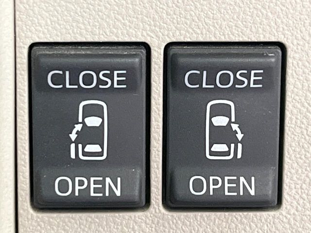 【両側パワースライドドア】スマートキーや運転席のスイッチで後席両側スライドドアの開閉が可能♪電動だから力を入れてドアを開ける必要が無く、小さなお子様でも簡単に開け閉めでき快適です♪