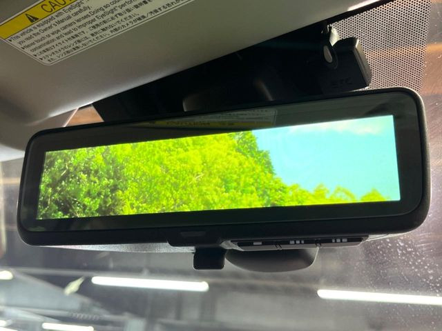 【スマートリヤビューミラー】後席の大きな荷物や同乗者で後方が確認しづらい時でも安心!カメラが撮影した車両後方の映像をルームミラー内に表示。クリアな視界で状況の確認が可能です!