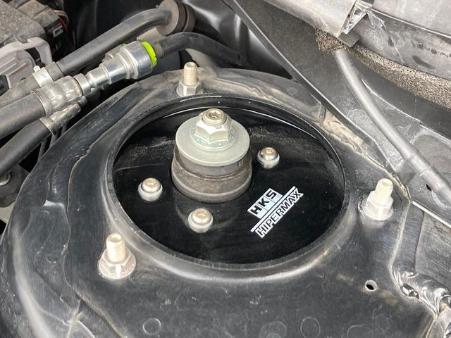 【HKS車高調】車高が低くなり、スタイリッシュな見た目となっております。車両の重心が下がる事で、走行時の安定性も向上します♪