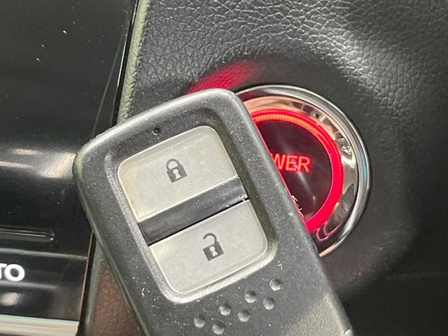 �yHonda�X�}�[�g�L�[�z�J�o����|�P�b�g�ɓ��ꂽ�܂܂ł��h�A�̎{���E�������\�ȃX�}�[�g�L�[�𑕔��B�G���W���̃I���E�I�t�����J�M�����o���K�v����������Ƃ��Ă��֗��ł���