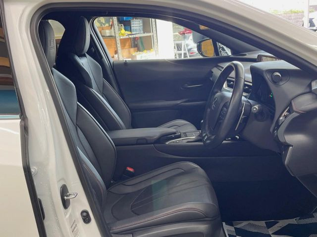 【黒革シート】上質な本革を使用し、高級感あふれる黒革シート。常に体に触れる部分だから、座り心地の良さにはこだわりたいですね♪汚れの付着や劣化を抑制する内装コーティング施工もおススメですよ♪