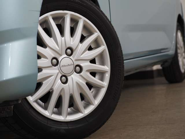 タイヤのホイールの細かいところまでキレイいにしてからお渡しします!