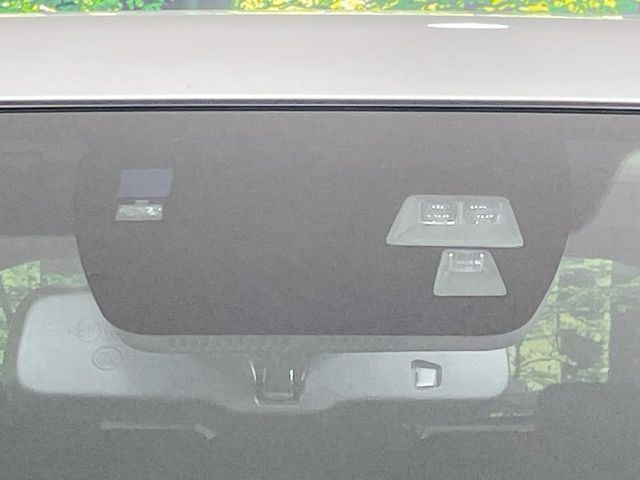 【スマートブレーキサポート】走行中に前方の車両等を認識し、衝突しそうな時は警報とブレーキで衝突回避と被害軽減をアシスト。より安全にドライブをお楽しみいただけます。