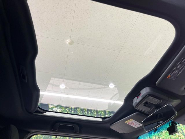 【ガラスルーフ】ガラスルーフ搭載で車内の解放感が一気にアップ!開放的なドライブをお楽しみいただけます。