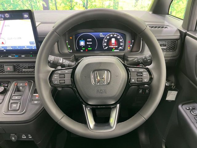 �C���e���A�ɍ��킹���f�U�C���̃X�e�A�����O�́A�^�]�������̂��Ƃ��l���A�^�]���₷���`��A�傫���ł��B�����x�A���ۂɐG���Ă��m���߂��������B
