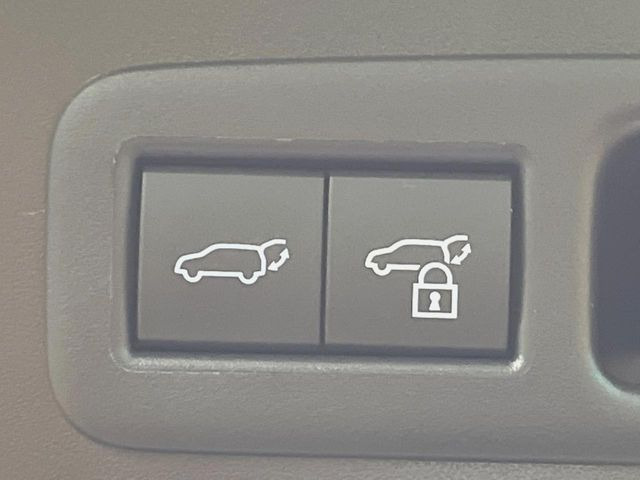 【パワーバックドア】スマートキーや運転席のボタンを押すだけでリアゲートが自動で開閉します!荷物を持っている時や、高い位置にあるバックドアを閉める際に便利な機能です♪