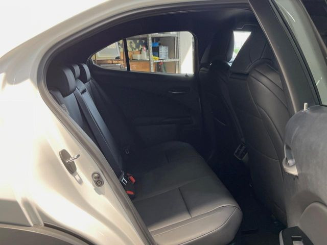 後部座席も気になるようなキズ・汚れやへたり等、大きなダメージはなく、良好な状態です。