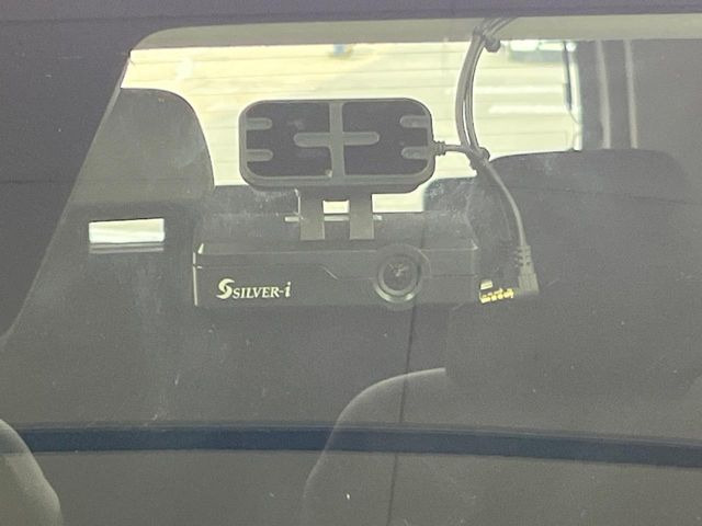 【ドライブレコーダー】安心・安全なカーライフに必須のドライブレコーダーを装備!走行中はもちろん、あおり運転や事故に遭遇した際の状況も映像で記録し、万一のリスクに備えます。