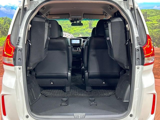 ���i�̂���������ʋ΁A���}���ɏ\���ȉ׎��X�y�[�X���m�ۂ��Ă���܂��B�Z�J���h�V�[�g��|���ƁA�傫�ȉו��̐ύڂ��\�ł���