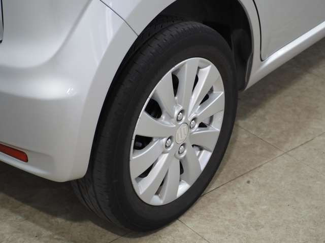 タイヤのホイールの細かいところまでキレイいにしてからお渡しします!