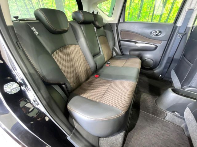 後部座席も気になるようなキズ・汚れやへたり等、大きなダメージはなく、良好な状態です。