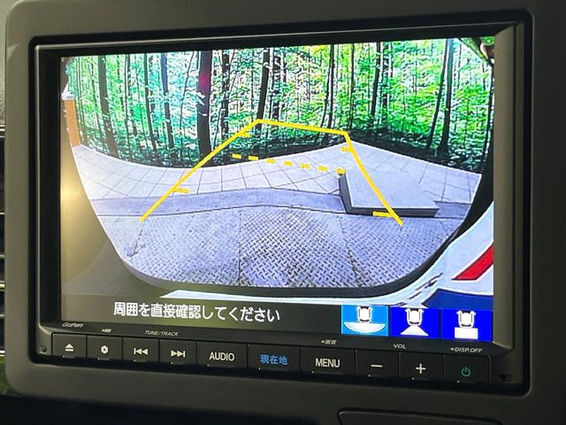 【バックカメラ】駐車時に後方がリアルタイム映像で確認できます。大型商業施設や立体駐車場での駐車時や、夜間のバック時に大活躍!運転スキルに関わらず、今や必須となった装備のひとつです!