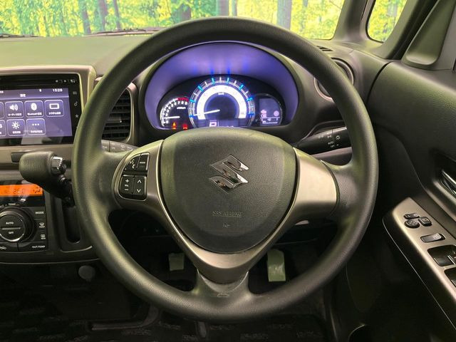 �C���e���A�ɍ��킹���f�U�C���̃X�e�A�����O�́A�^�]�������̂��Ƃ��l���A�^�]���₷���`��A�傫���ł��B�����x�A���ۂɐG���Ă��m���߂��������B