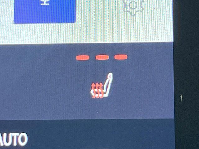 【シートヒーター】寒い日に重宝するシートヒーター!エアコンより早く温まってくれるので寒がりの人も安心ですね♪エアコンの温風は乾燥するから苦手、という方にもをおすすめです。