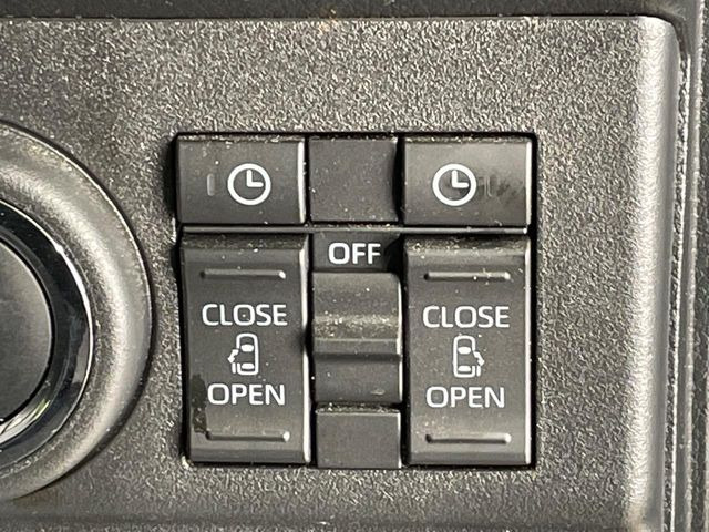 【両側パワースライドドア】スマートキーや運転席のスイッチで後席両側スライドドアの開閉が可能♪電動だから力を入れてドアを開ける必要が無く、小さなお子様でも簡単に開け閉めでき快適です♪