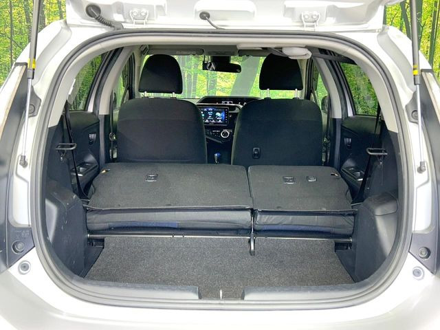 ���i�̂���������ʋ΁A���}���ɏ\���ȉ׎��X�y�[�X���m�ۂ��Ă���܂��B�Z�J���h�V�[�g��|���ƁA�傫�ȉו��̐ύڂ��\�ł���