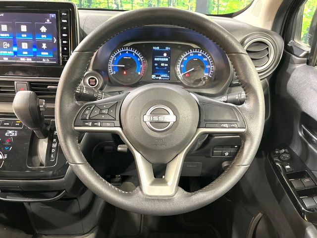 インテリアに合わせたデザインのステアリングは、運転される方のことも考え、運転しやすい形状、大きさです。是非一度、実際に触ってお確かめください。