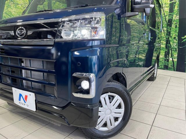 【LEDヘッドライト】悪天候や夜間走行時も良好な視界を確保し安心して運転できる高輝度LEDヘッドライトを装備!点灯速度が早く、消費電力も抑えられています。