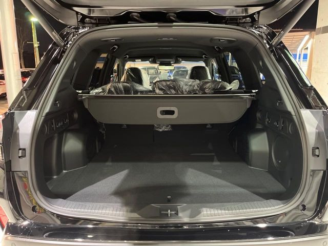 ���i�̂���������ʋ΁A���}���ɏ\���ȉ׎��X�y�[�X���m�ۂ��Ă���܂��B�Z�J���h�V�[�g��|���ƁA�傫�ȉו��̐ύڂ��\�ł���