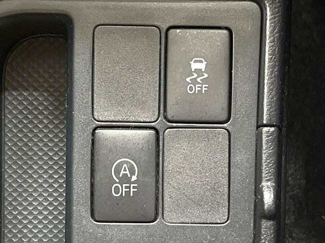 【アイドリングストップ】赤信号や渋滞で停車した際にエンジンを停止し、無駄な燃料の消費を抑えます。燃費向上や環境保護につなげる機能♪エンジンはブレーキを離せば再始動します。