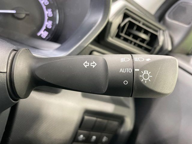 【オートライト】周りの明るさに応じて自動でヘッドライトの点灯・消灯ができる機能です!ライトの付け忘れ・消し忘れなどが無くなり、雨の日や夕方の走行も安心!トンネル通過時も便利ですね♪