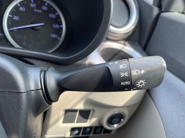 【オートライト】周りの明るさに応じて自動でヘッドライトの点灯・消灯ができる機能です!ライトの付け忘れ・消し忘れなどが無くなり、雨の日や夕方の走行も安心!トンネル通過時も便利ですね♪