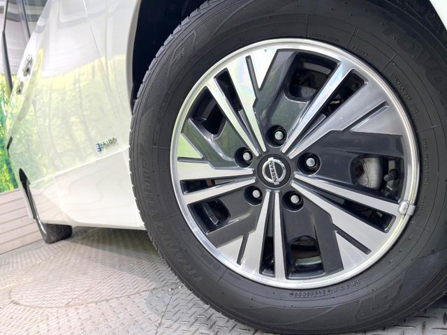 【純正アルミホイール】外観にマッチした純正アルミホイールを装着しております。各種社外アルミホイールや、スタッドレスタイヤも取扱いしております。是非ご相談ください♪