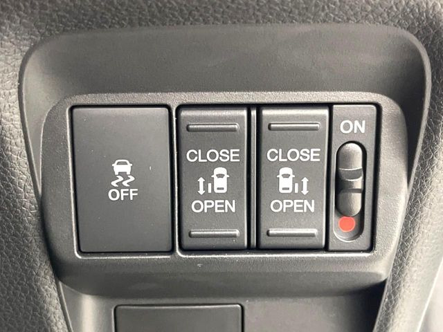 【両側パワースライドドア】スマートキーや運転席のスイッチで後席両側スライドドアの開閉が可能♪電動だから力を入れてドアを開ける必要が無く、小さなお子様でも簡単に開け閉めでき快適です♪