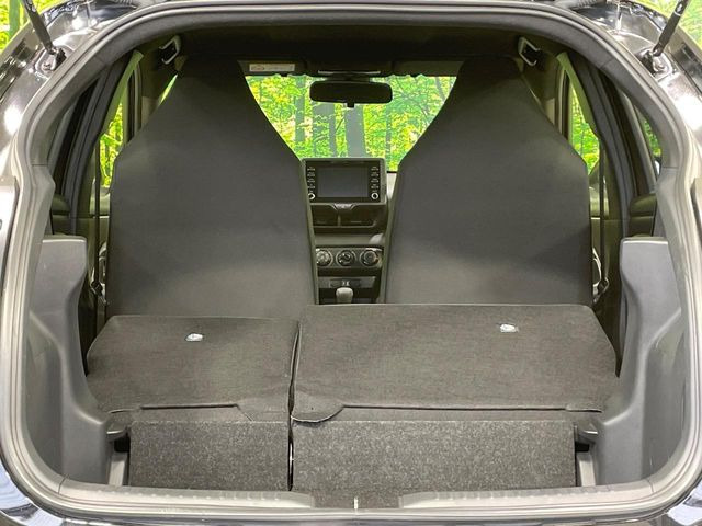 ���i�̂���������ʋ΁A���}���ɏ\���ȉ׎��X�y�[�X���m�ۂ��Ă���܂��B�Z�J���h�V�[�g��|���ƁA�傫�ȉו��̐ύڂ��\�ł���