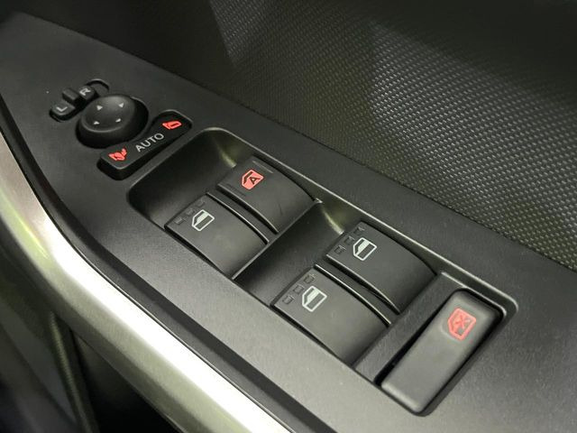 【電動格納ミラー】サイドミラーは電動格納式となっており、狭い駐車場でもキズがつくリスクを抑えられます。