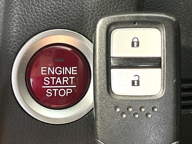 �yHonda�X�}�[�g�L�[�z�J�o����|�P�b�g�ɓ��ꂽ�܂܂ł��h�A�̎{���E�������\�ȃX�}�[�g�L�[�𑕔��B�G���W���̃I���E�I�t�����J�M�����o���K�v����������Ƃ��Ă��֗��ł���