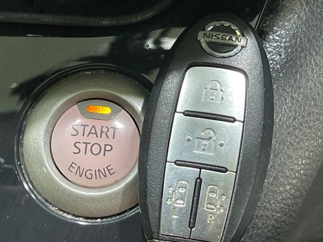 【インテリジェントキー】カバンやポケットに入れたままでもドアの施錠・解錠が可能なスマートキーを装備。エンジンのオン・オフ時もカギを取り出す必要が無いからとっても便利です♪