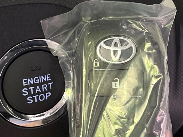 【スマートキー】カバンやポケットに入れたままでもドアの施錠・解錠が可能なスマートキーを装備。エンジンのオン・オフ時もカギを取り出す必要が無いからとっても便利です♪