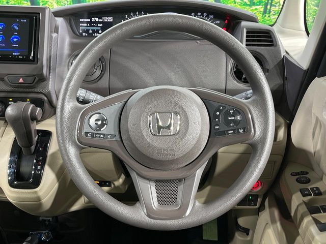 �C���e���A�ɍ��킹���f�U�C���̃X�e�A�����O�́A�^�]�������̂��Ƃ��l���A�^�]���₷���`��A�傫���ł��B�����x�A���ۂɐG���Ă��m���߂��������B