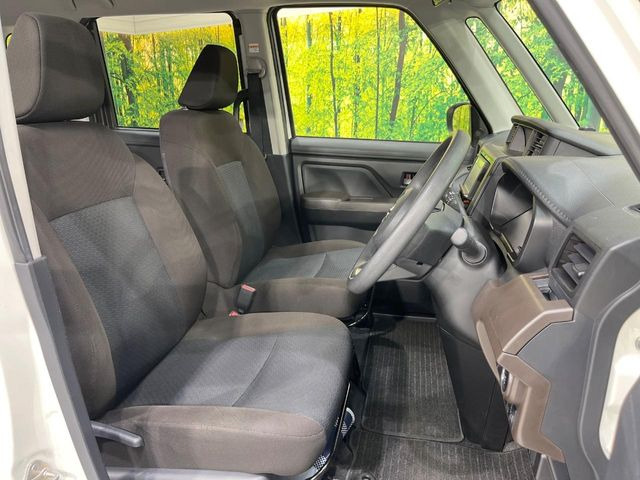 運転席シート廻りは使用感も少なく、良好な状態となっています。前オーナー様が丁寧に使っていたことがよくわかりますね。