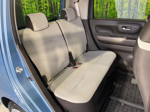 後部座席も気になるようなキズ・汚れやへたり等、大きなダメージはなく、良好な状態です。