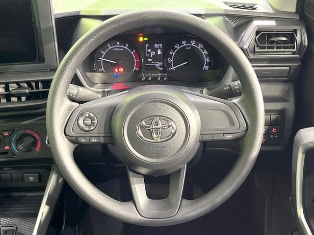 インテリアに合わせたデザインのステアリングは、運転される方のことも考え、運転しやすい形状、大きさです。是非一度、実際に触ってお確かめください。