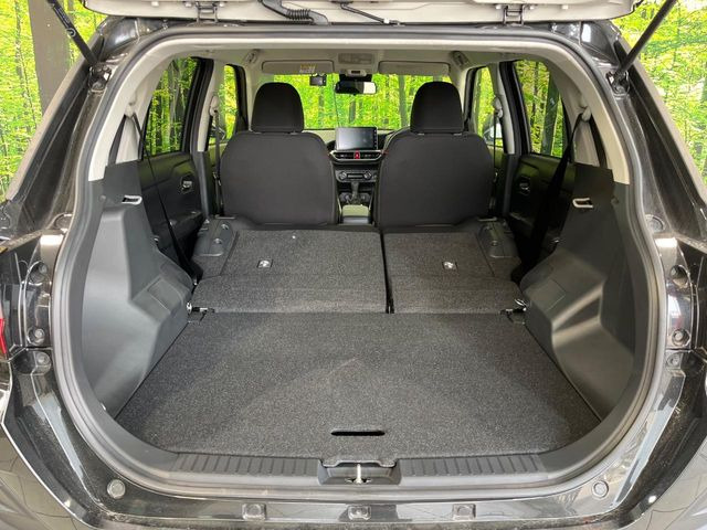 ���i�̂���������ʋ΁A���}���ɏ\���ȉ׎��X�y�[�X���m�ۂ��Ă���܂��B�Z�J���h�V�[�g��|���ƁA�傫�ȉו��̐ύڂ��\�ł���