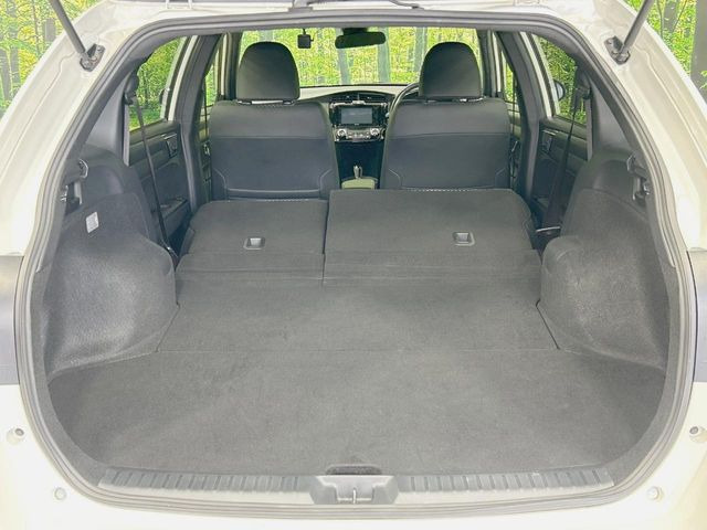 ���i�̂���������ʋ΁A���}���ɏ\���ȉ׎��X�y�[�X���m�ۂ��Ă���܂��B�Z�J���h�V�[�g��|���ƁA�傫�ȉו��̐ύڂ��\�ł���