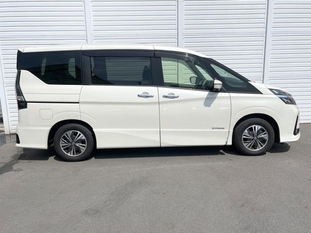 高透明度のガラス皮膜で撥水はもちろん、上質なツヤ・光沢を実現。紫外線や酸性雨から大切な愛車を保護し、色あせ・劣化を防止。「弾スプラッシュコート」、「弾プリミッサコート」からお選びいただけます。